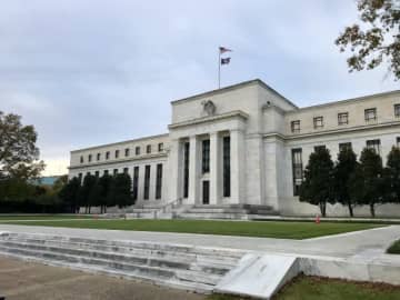 FRB利下げ決定、さらなる株高の始まりか？2025年金融相場の行方