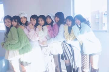 櫻坂46の4期生が仲良くぎゅっと密着！きれい色ニットを着こなしガーリーな魅力が満開