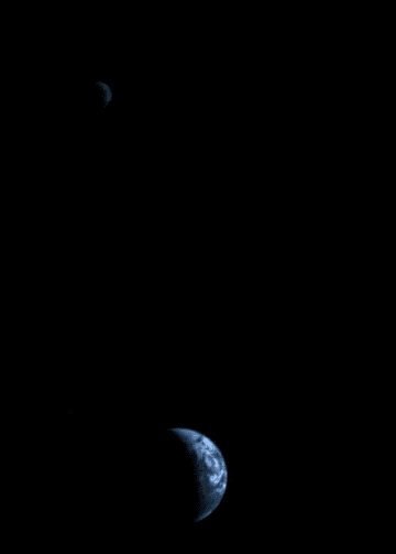 ボイジャー1号が打ち上げ13日後に撮影した「地球と月」（1977年9月18日）