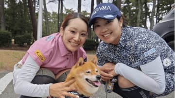女子プロゴルファー2人、柴犬を虜にする「まる、デレデレ」「超かわいい」フォロワーも絶賛