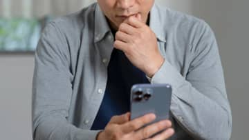 「親孝行できたかな」一流企業に就職した長女、祝杯の夜。…1年半後、55歳の父が凍りついた“電話越しのひと言”