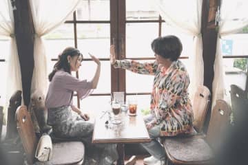 「いつもの喫茶店で」過ごす陸（芳根京子）とまなみ（髙橋海人）『君の顔では泣けない』“切ないハイタッチ”場面写真が解禁