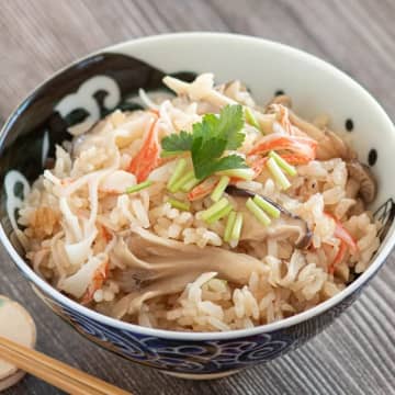 【カニカマはこうやって使うべし！】「旅館で食べるやつみたい」「マジで毎日食べたい」簡単炊き込みご飯のレシピ
