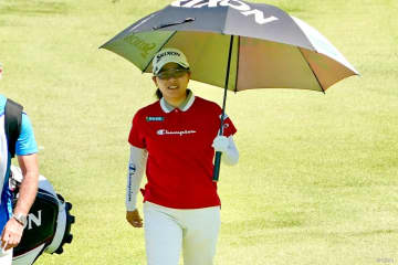 勝みなみ「本当にいいゴルフ」で首位スタート 大会2勝の畑岡奈紗が1打差3位