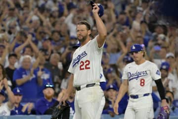 【MLB】CY賞左腕カーショー、熟練の粘投で“本拠地最終登板”を「見逃し三振締め」　ロバーツ監督らと抱擁……場内総立ちで拍手