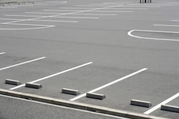 近所のイオンは駐車場が「2時間無料・以降30分200円」です。夫が「出庫してもう一度入庫すればタダ」と言うのですが、これって“マナー違反”ですよね？