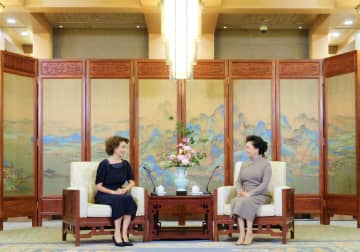 彭麗媛氏、ユネスコ女子と女性の教育賞授賞式に出席