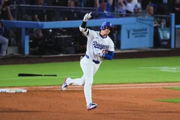 大谷翔平、52号逆転3ラン→ベンチで感動の光景　引退カーショーと交わした“笑顔のハグ”
