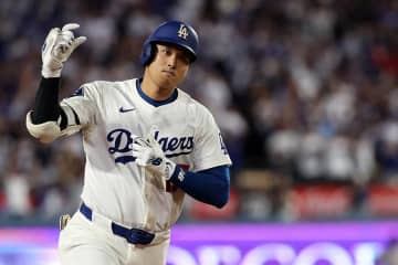 大谷翔平、逆転52号直後に生まれた感動的な光景「胸が熱くなる」　引退カーショーの行動が話題