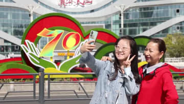 中国新疆ウイグル自治区成立70周年　街にあふれる祝賀ムード