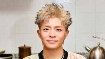 岸優太 上目遣いで小顔際立つ“頬ハート”披露！平野紫耀&神宮寺勇太とベッドの上で…「3人一緒は最強」
