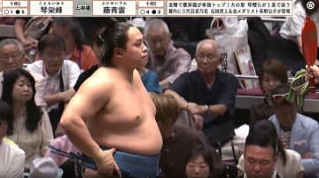 「イケメンさんみっけ」大相撲、金髪俳優が熱心に観戦 サングラス着用も“隠せぬ”存在感