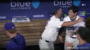 大谷翔平とカーショーが「マジでエモい」 劇的逆転3ラン直後、ベンチで抱き合う光景に「真のヒーロー」「最高だ」称賛やまず
