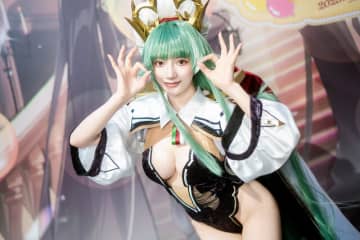 【コスプレ】『アズレン』ラファエロが圧巻の美ボディで魅せる！尊みあふれる笑顔でニーハイの絶対領域もあざと可愛い【写真7枚】