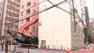 ビルの解体工事現場で作業中のクレーン車倒れる…周辺では一時、約1300軒が停電に　東京・文京区