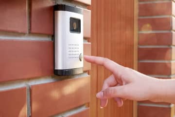 【2025年版】玄関の防犯カメラ・ドアホンおすすめは？ 違いを比較！ 設置方法から費用まで徹底解説