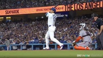 大谷翔平は「カーショーの負けを許さない」 逆転“恩返し弾”で球場お祭り騒ぎ！ “一変”したド軍ベンチ…笑顔で喜び分かち合う
