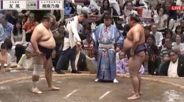 大相撲中継で突如アップになった"ただならぬ存在感"のものまね芸人「めっちゃ目立つ」「ええ！？」"愛溢れる"着用衣装にも熱視線
