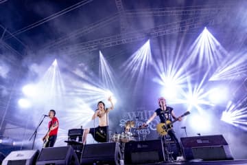 【速レポ】＜中津川 WILD WOOD 2025＞ザ・クロマニヨンズ、燃え盛る圧巻サウンド「1人残らずかっこいいぞ！」