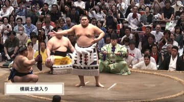 横綱の背後に“ひょっこり”イケメン俳優の姿「めっちゃ見てる」「髪の色変えたんですね」横綱土俵入りの一コマにファン注目