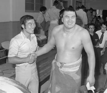 ＜あのころ＞輪島と輪島が笑顔で握手　52年前の9月21日