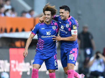 佐野海舟が左足ミドルで衝撃のブンデス初ゴール＆圧巻の初アシスト！３得点関与の大暴れ！マインツは10人でアウクスブルクに４－１大勝、待望の今季初勝利