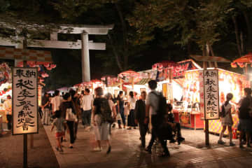 行灯の明かりが幻想的！大國魂神社で「秋季祭くり祭」が9月27・28日に開催