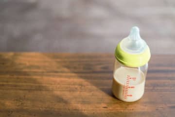「ベビーカーに赤ちゃんを乗せて出かけた私。バス停でミルクを作ってあげようとしたら、中年女性たちが...」（静岡県・40代女性）