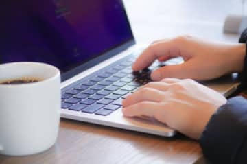 カフェでPCのキーボードを「ターン！」と力任せに叩くのはマナー違反？「音を立てて食べるのと同じ」という指摘も
