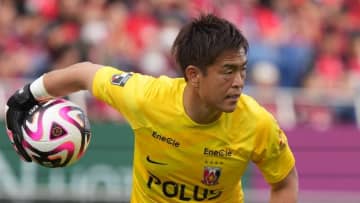 鹿島戦でミス。西川周作GK交代論の一方で…元浦和関係者がスコルジャ監督批判「違うと思う」