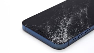 高額スマホ時代のリアル　iPhoneが壊れたら修理？それとも買い替え？