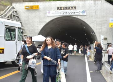 上曽トンネル初公開　茨城県内最長　「ウオーク」楽しむ