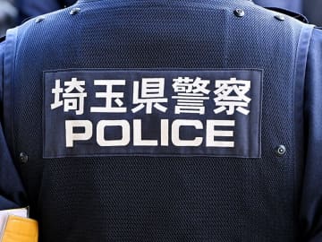 おたからやの客が「俺は強盗だ」…午後4時半、1人でいた女性店員を刃物で脅す　両腕と足を縛り、現金5万6千円奪って逃走　男は50～60代　身長は160～165センチ、白髪交じりの短髪