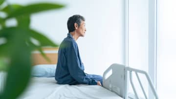「老人ホームは楽しいよ」と85歳父は笑っていたが…病院のベッドで「帰りたい」と泣かねばならなかった理由