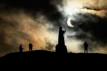 部分日食と土星の衝、週末に二つの天体イベント　観測を楽しむには