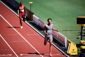 男子リレー異例の救済1対1レースは米国に軍配！　バチバチ接触、9チーム目で決勝進出…敗退一転4連覇へ、国立大歓声【東京世界陸上】