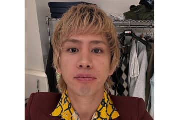 左足骨折のワンオクTaka、ギプスを外してTWICEと交流　東京D公演訪れ…ファン歓喜「全員かわいい」「元気そうで安心」