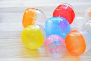 ガチャガチャの『空のカプセル』を再利用する方法4選　子どもの工作や生活の中でも活用できる