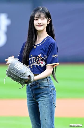 【PHOTO】KISS OF LIFEのHANEUL、始球式に登場…パワフルな投球フォーム