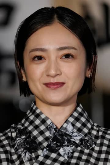 安達祐実、自宅リビングで“猫を枕に”寝落ちショット公開「迷惑そうな」猫の表情も話題に