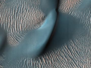 火星の「プロクター・クレーター」に広がる砂丘と波紋