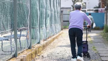 「年金月15万円」68歳男性、生活苦に悲鳴…インフレ日本で待ち受ける「普通の人」が「下流老人」と化す過酷な末路