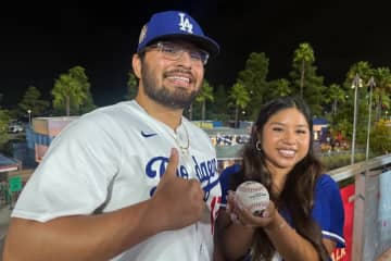 大谷53号、女性の頭に直撃も「大丈夫です！」　仲良しカップルが大興奮キャッチ