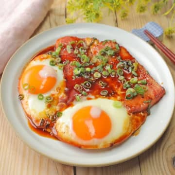 「この目玉焼き、ご飯が進んでマジで困る！」「正直、毎日でもいいわ」簡単なのにとびっきりウマい目玉焼きのアレンジレシピ