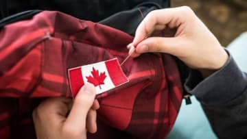 米国人旅行者がカナダ国旗「盗んで」身分を偽り　カナダ人は激怒、「コスプレではない」