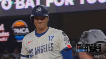 まるでサーカス！大谷翔平、自身のフライ球を自分でキャッチ！？“ニヤリ顔”が話題「あの反応なら守備もやれそうだなw」