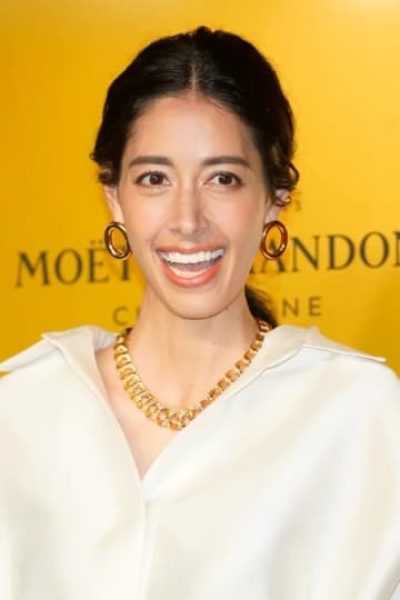 森泉、自宅ダイニングでシャンデリアのように成長した植物を公開⇒「すごい大きい」「圧巻」と反響