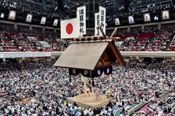 「相撲より気になる」　NHK中継、向正面で映りこむ人気タレントに視線集中「楽しんでるなぁ」