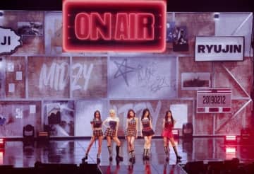 ITZY、韓国ファンミーティングが大盛況！J-POPや先輩の楽曲カバーも「5人で再契約…7年は短かった」