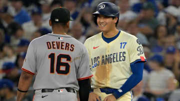 「みんな喋りたいのかしら」塁上の大谷翔平のもとへ集まるジャイアンツ内野陣　投手交代の合間にほっこり1シーン